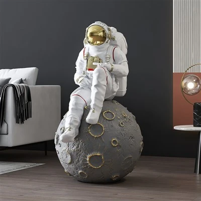 Sittende Astronaut Og Månestatue